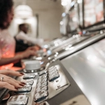 Темное изображение игрового автомата Sugar Rush с мрачными тонами