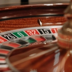 Колесо Crazy Time Live в мрачном освещении онлайн-казино